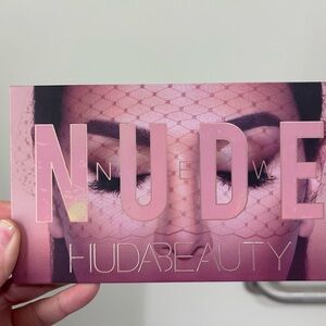 HUDA BEAUTY
Eyeshadow Palette NUDE limited edition